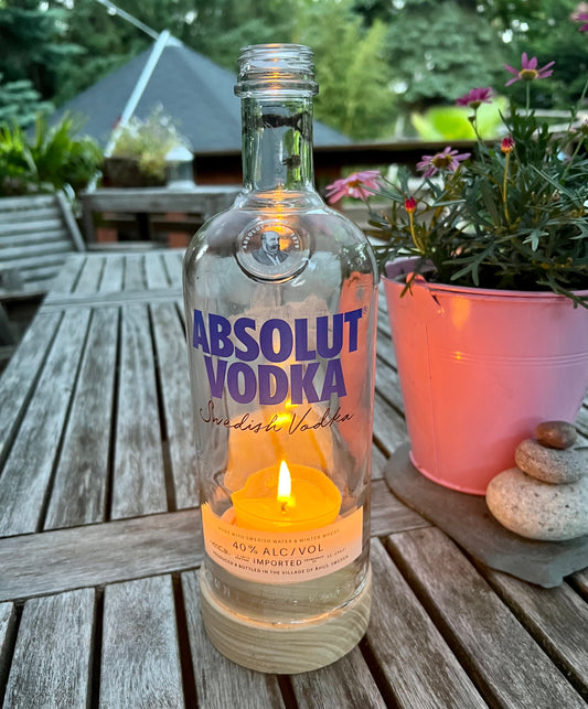 Windlicht aus alter Flasche - Standjunge Absolut Standard Vodka - besonderes Unikat mit Holzsockel
