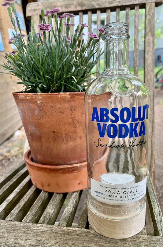 Windlicht aus alter Flasche - Standjunge Absolut Standard Vodka - besonderes Unikat mit Holzsockel