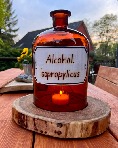 Standjunge XXL aus Apotheker Flasche auf Holzscheibe