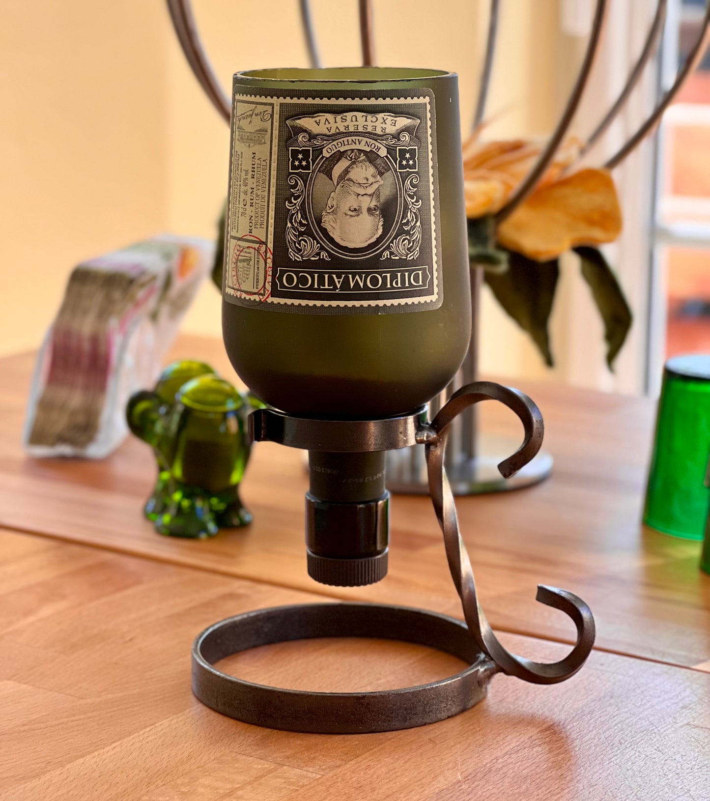 Tischleuchter aus alter Diplomatico Rum Flasche auf Metallständer
