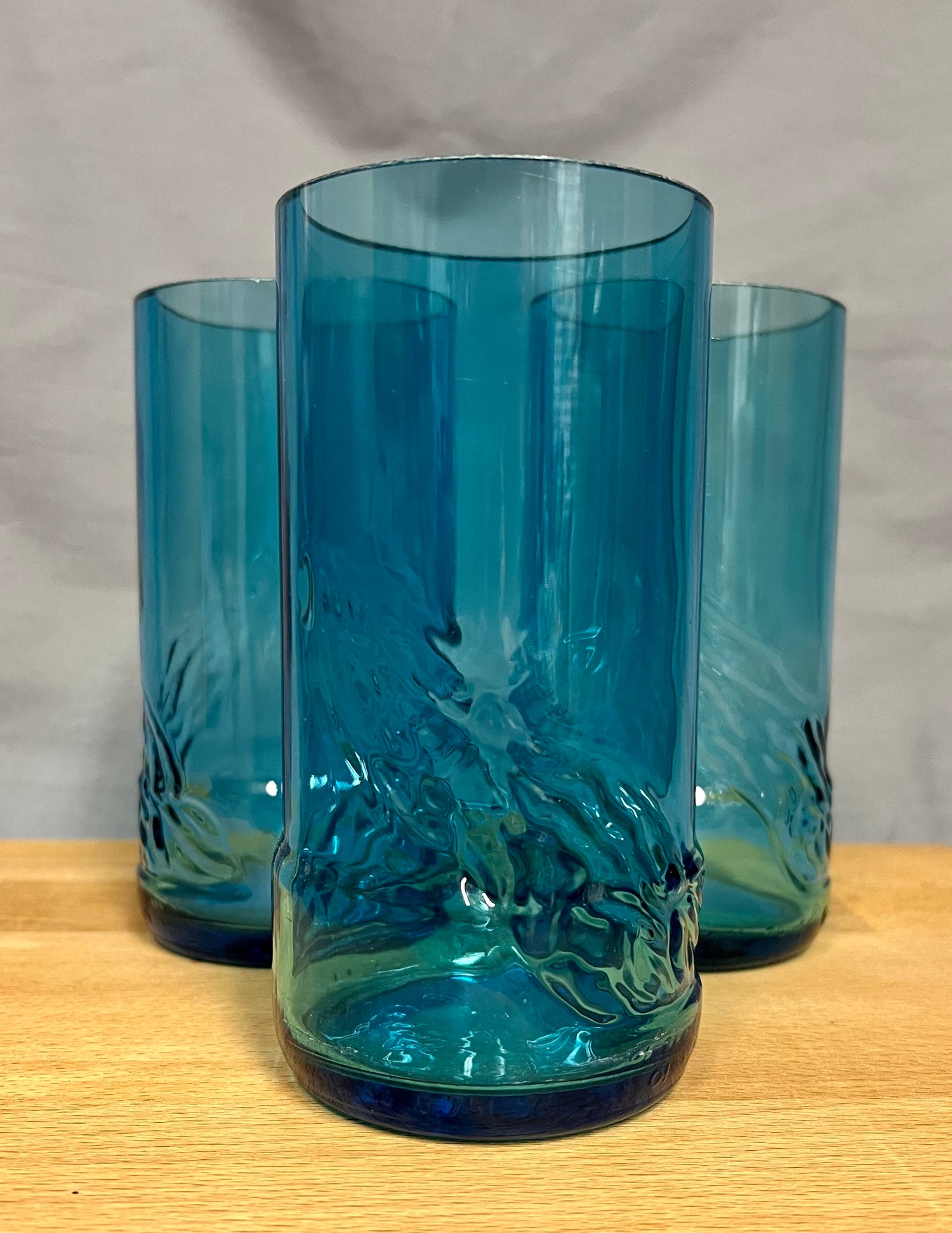 3er Set Gläser aus Selters Wasser Flaschen - verzauberndes blau mit Glasrelief - Unikate aus Flaschenunterteilen