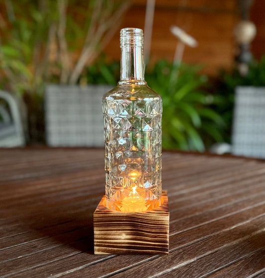 Tischleuchter einflammig mit alter Three Sixty Vodka Flasche - Glas auf Holz - besonderes Unikat auf Kantholz - Auftragsarbeit