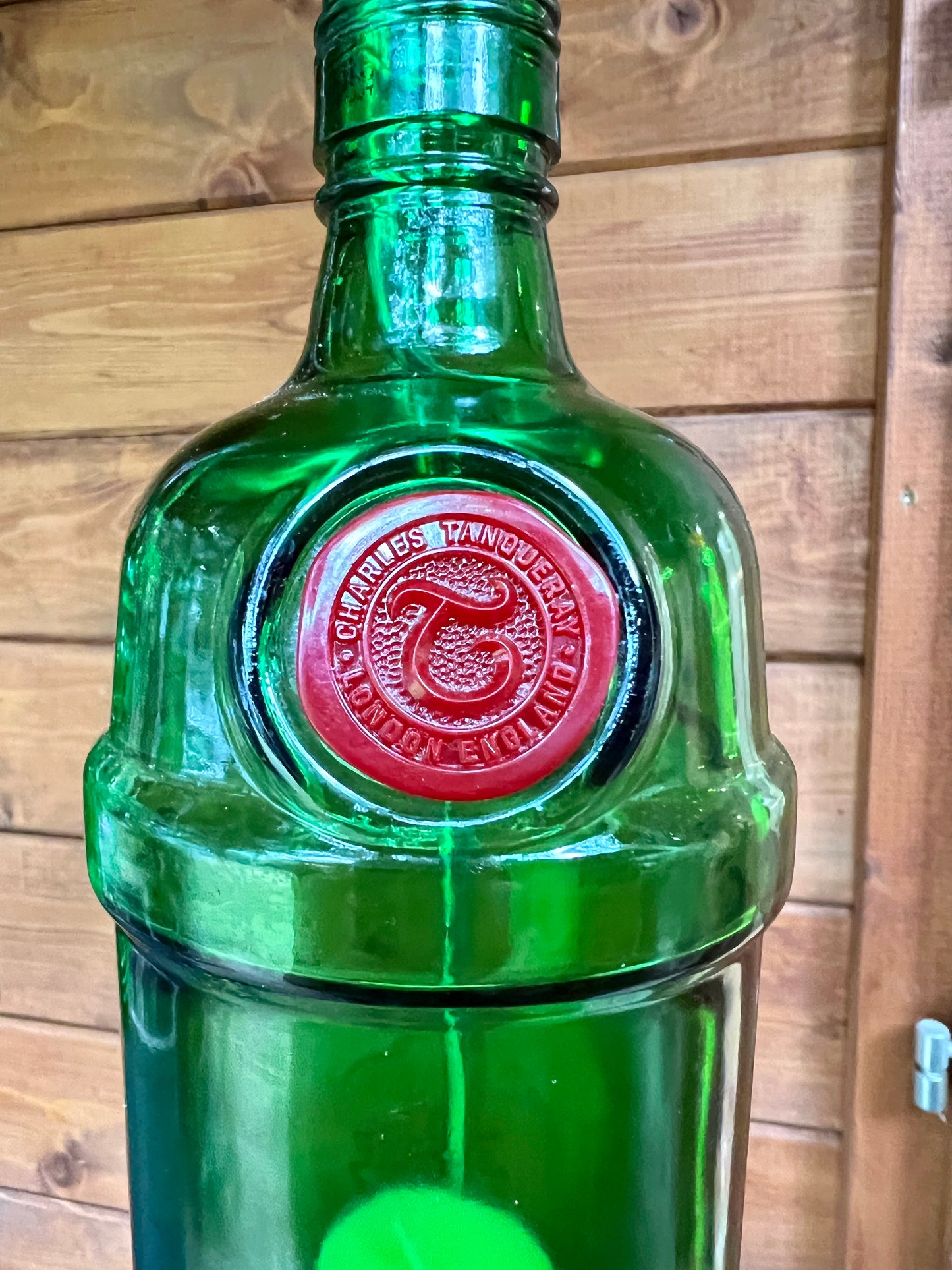 Windlicht aus Tanqueray 1l Gin Flasche - ein Flaschenjunge (zum Anhängen) in herrlichem Grün - besonderes Unikat mit Drahteinsatz
