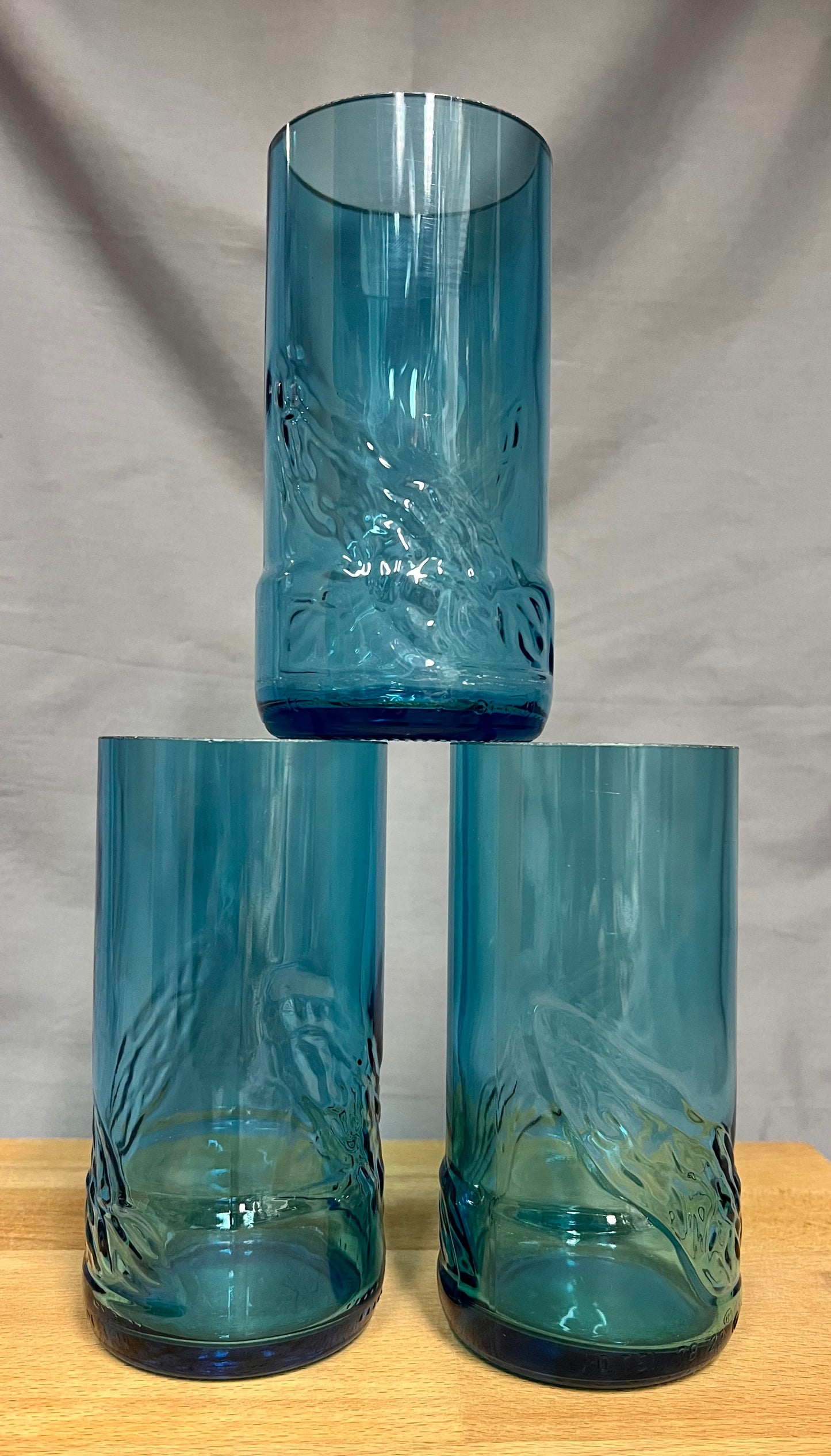 3er Set Gläser aus Selters Wasser Flaschen - verzauberndes blau mit Glasrelief - Unikate aus Flaschenunterteilen