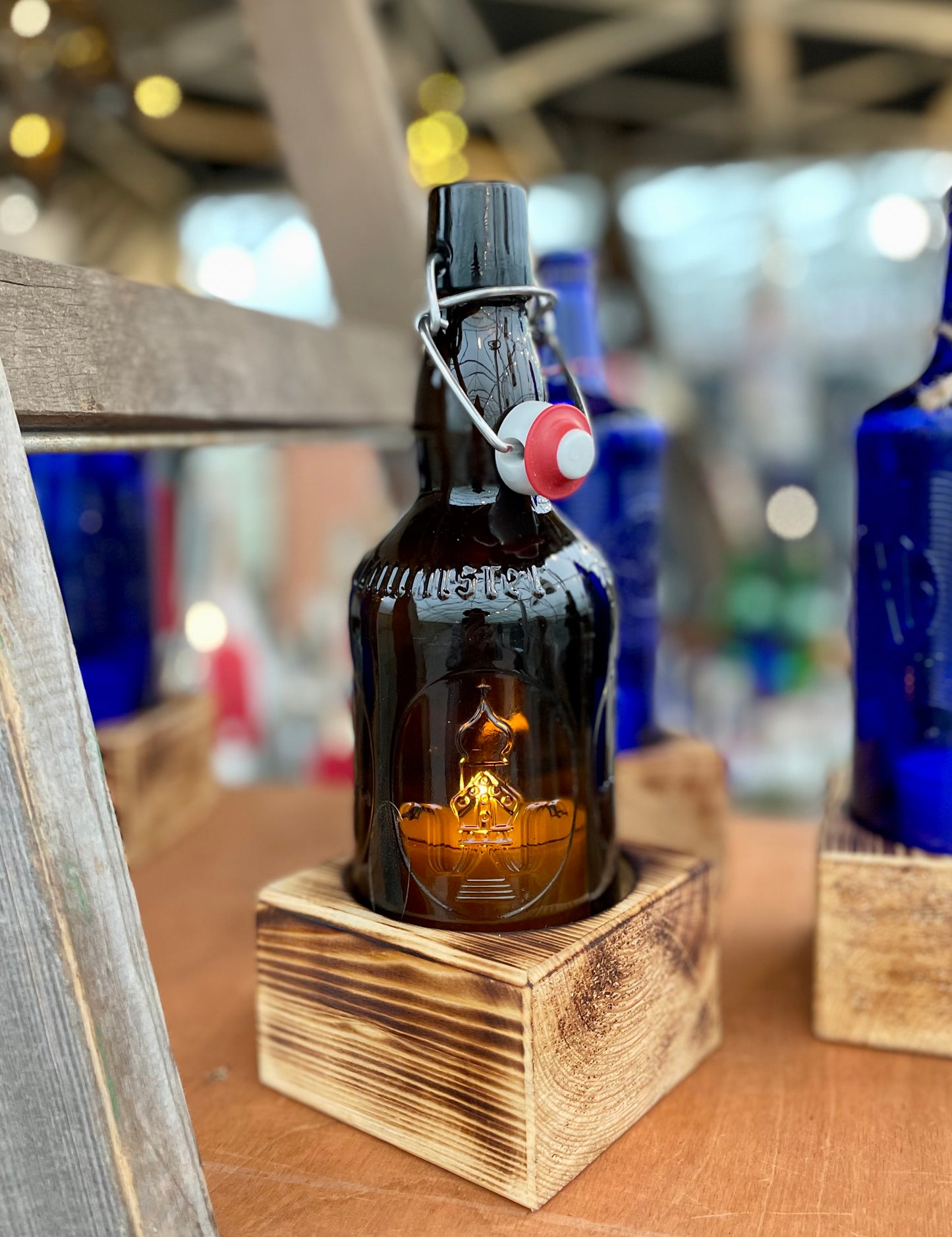 Tischleuchter einflammig mit Altenmünster Bügelflasche - Glas auf Holz - besonderes Unikat auf Kantholz - Auftragsarbeit