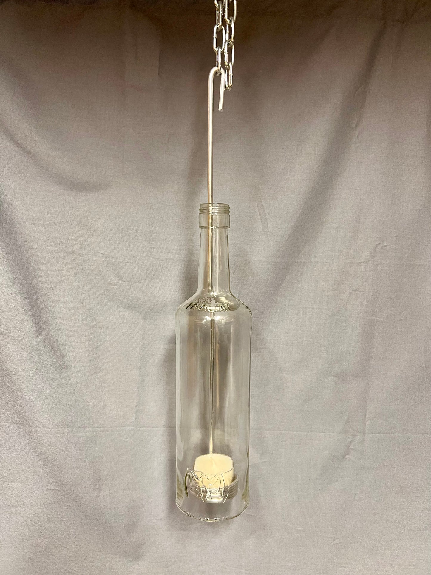 Windlicht aus Bacardi Rum Flasche mit Teelicht - Relief mit Fledermaus - Upcycling Hängelampe für den Garten