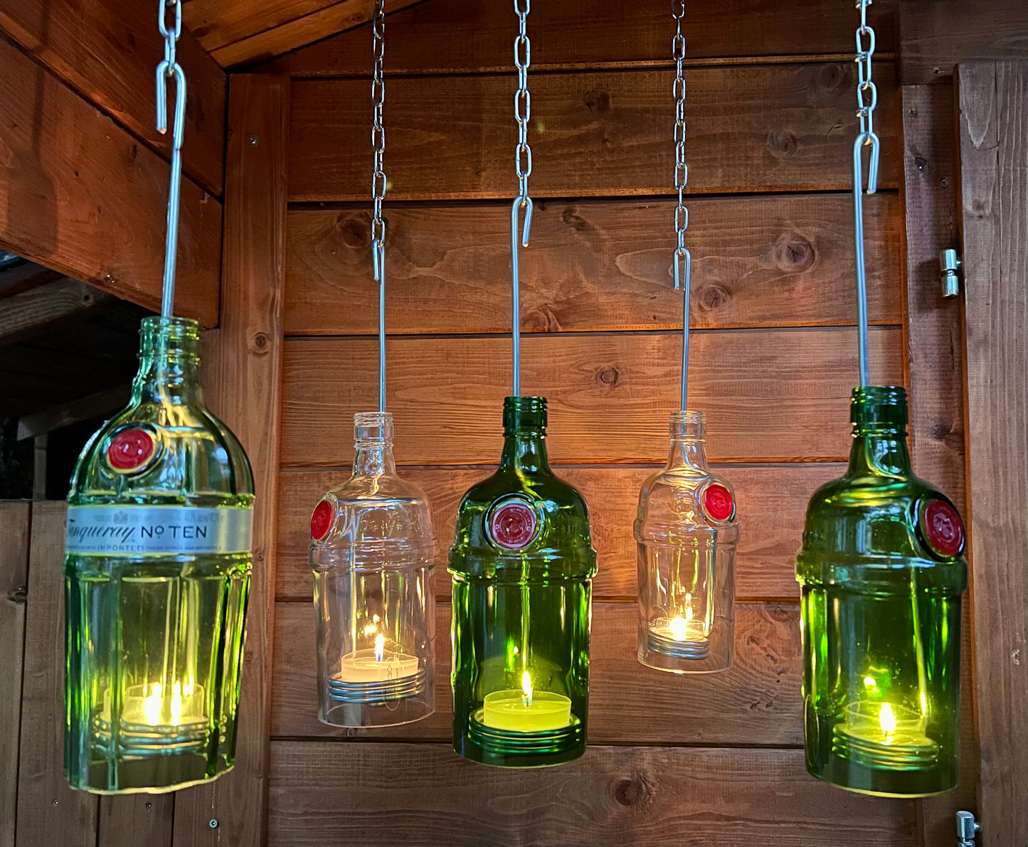 Windlicht aus Tanqueray 1l Gin Flasche - ein Flaschenjunge (zum Anhängen) in herrlichem Grün - besonderes Unikat mit Drahteinsatz