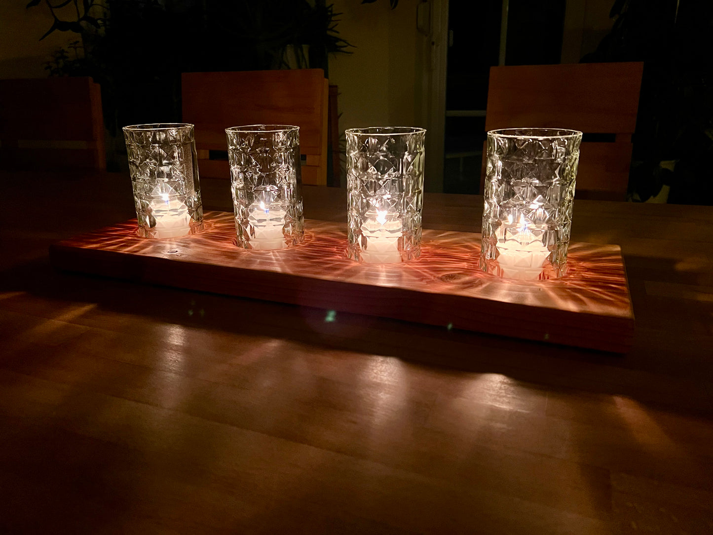 Tischleuchter aus Hülsen von Three Sixty Vodka Flaschen auf Holzbrett aus Douglasie vierflammig