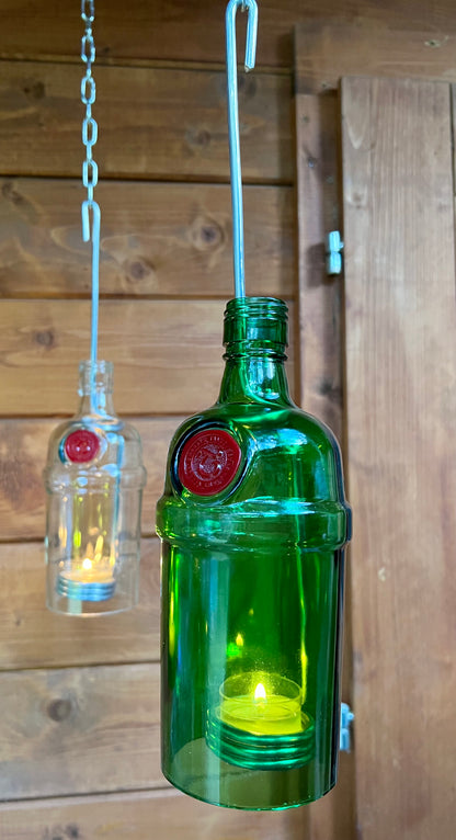 Windlicht aus Tanqueray 1l Gin Flasche - ein Flaschenjunge (zum Anhängen) in herrlichem Grün - besonderes Unikat mit Drahteinsatz