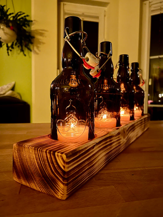 Tischleuchter vierflammig mit Altenmünster Bügelflaschen - Glas auf Holz - besonderes Unikat auf Kantholz - Auftragsarbeit