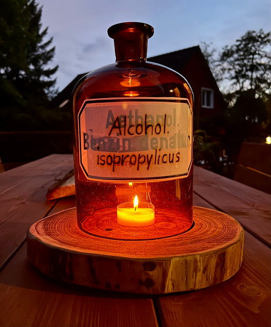 Standjunge XXL aus Apotheker Flasche auf Holzscheibe