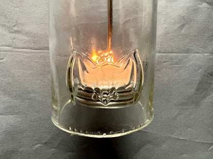 Windlicht aus Bacardi Rum Flasche mit Teelicht - Relief mit Fledermaus - Upcycling Hängelampe für den Garten
