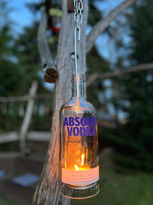 Windlicht aus Absolut Standard Vodka Flasche - mit Bild der schwedischen Brennerei als Aufdruck  - besonderes Unikat mit Drahteinsatz