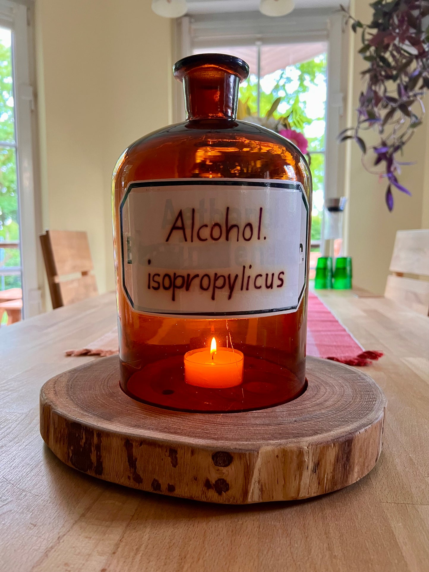 Standjunge XXL aus Apotheker Flasche auf Holzscheibe