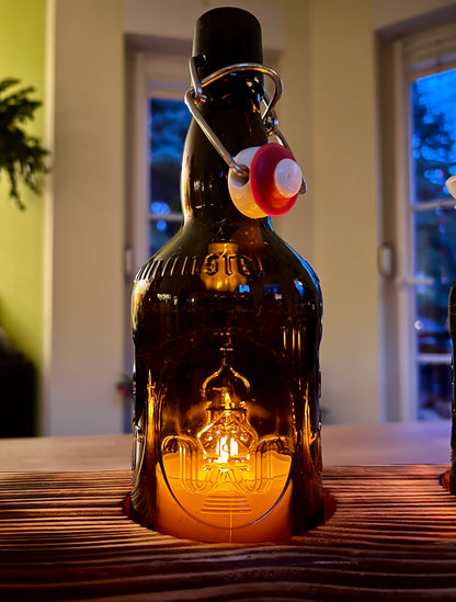 Tischleuchter einflammig mit Altenmünster Bügelflasche - Glas auf Holz - besonderes Unikat auf Kantholz - Auftragsarbeit