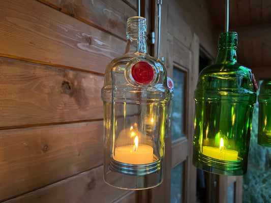Windlicht aus Tanqueray 1l Gin Flasche - ein Flaschenjunge (zum Anhängen) in schlichtem Weiß - besonderes Unikat mit Drahteinsatz