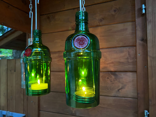 Windlicht aus Tanqueray 1l Gin Flasche - ein Flaschenjunge (zum Anhängen) in herrlichem Grün - besonderes Unikat mit Drahteinsatz