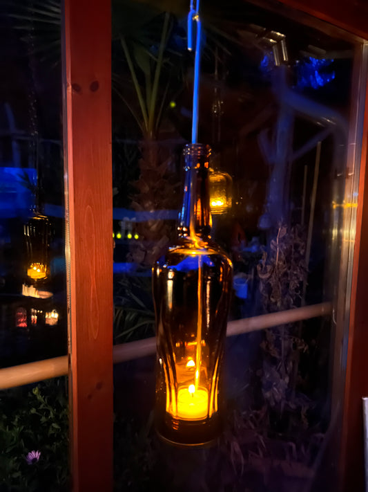 Windlicht aus Amarula Likör Flasche - ein Flaschenjunge für stimmungsvolles Licht - besonderes Unikat mit Drahteinsatz