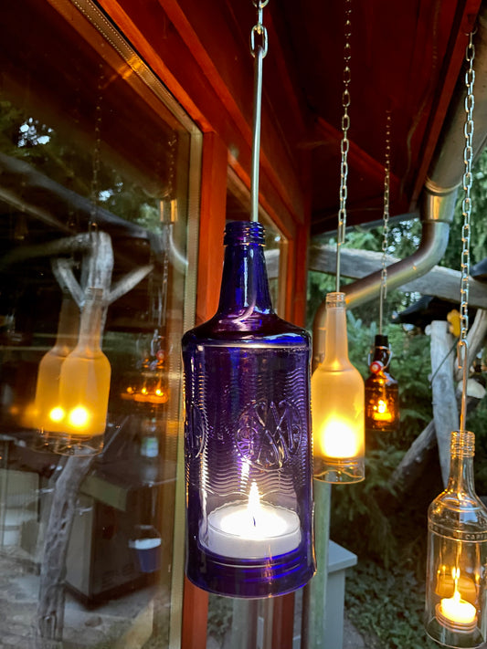 Windlicht aus italienischer Wasser Flasche - ein Flaschenjunge mit Glasrelief - besonderes Unikat mit Drahteinsatz