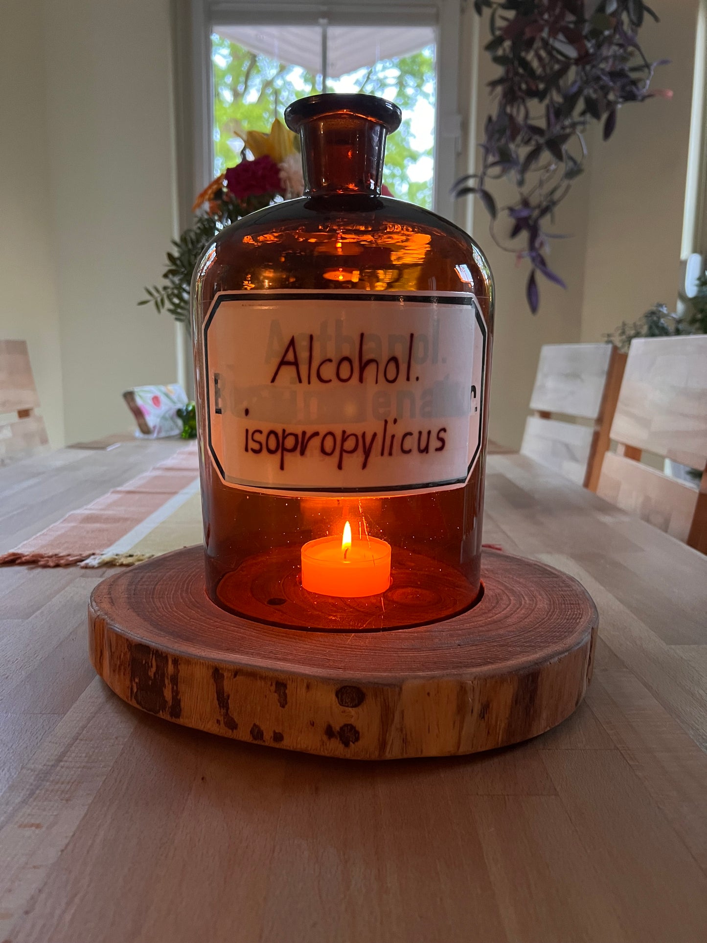 Standjunge XXL aus Apotheker Flasche auf Holzscheibe