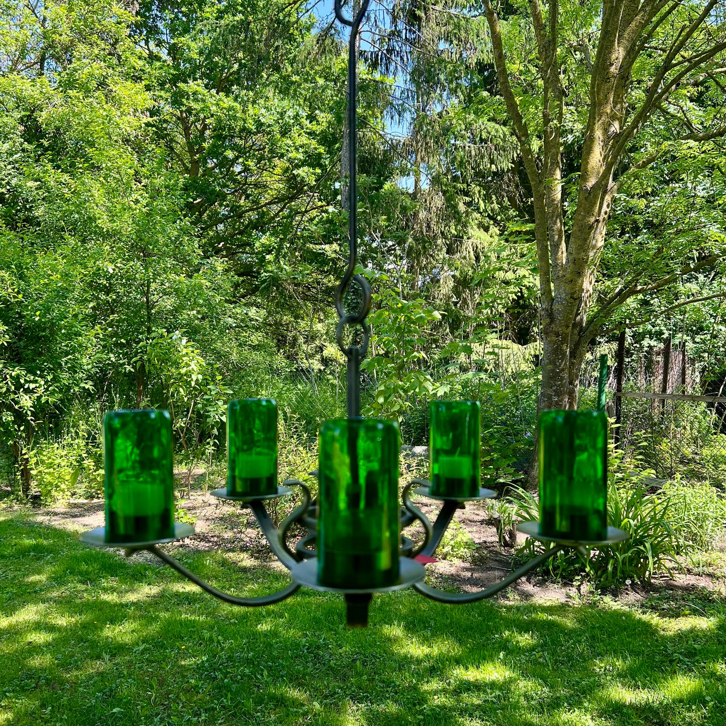 Hängeleuchter mit Hülsen von Bierflaschen