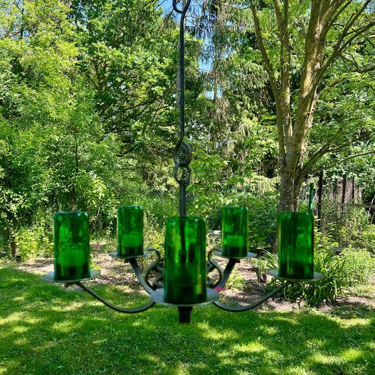 Hängeleuchter mit Hülsen von Bierflaschen