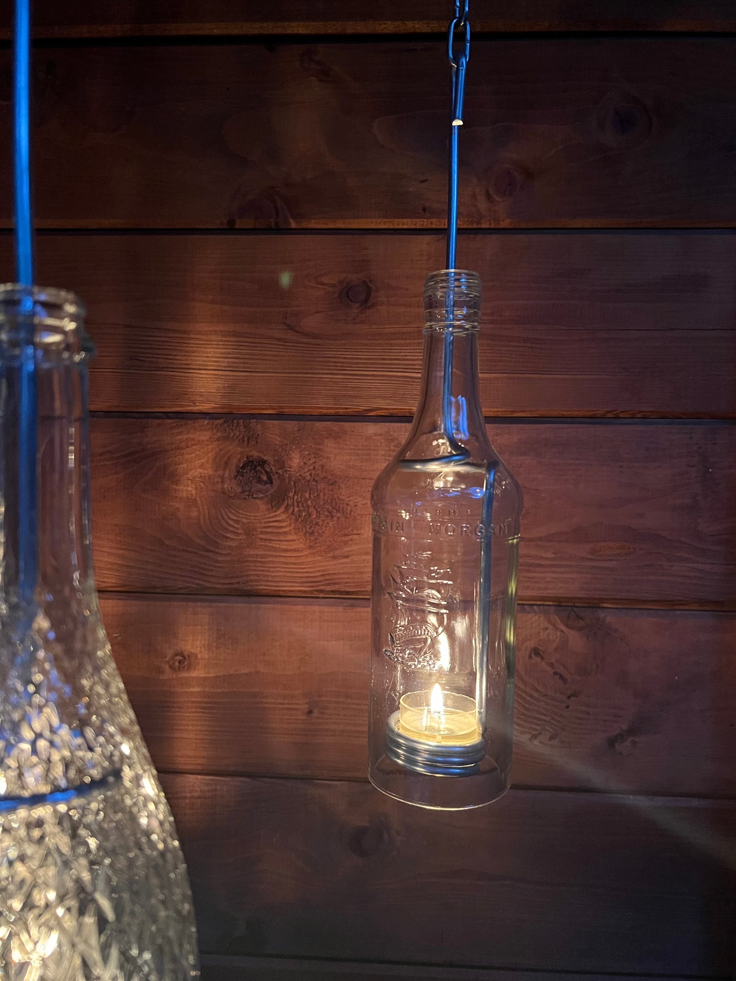 Windlicht aus Captain Morgan Flasche - ein Flaschenjunge (zum Anhängen) mit Glasrelief - besonderes Unikat mit Drahteinsatz