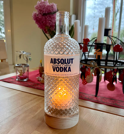 Handgefertigtes Windlicht aus Absolut Vodka Flasche – gedrechselter Holzsockel – flackerndes Licht Glasrelief Limited Edition – mit Teelicht