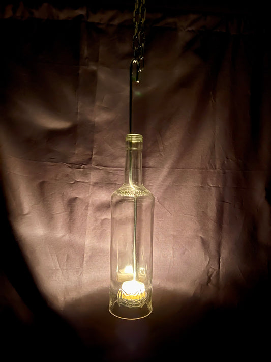 Windlicht aus Bacardi Rum Flasche mit Teelicht - Relief mit Fledermaus - Upcycling Hängelampe für den Garten