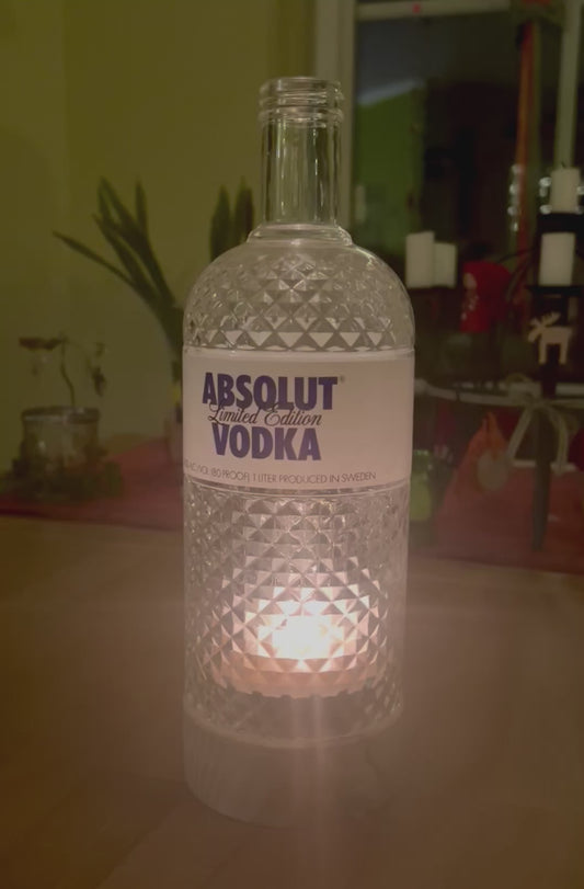 Handgefertigtes Windlicht aus Absolut Vodka Flasche – gedrechselter Holzsockel – flackerndes Licht Glasrelief Limited Edition – mit Teelicht