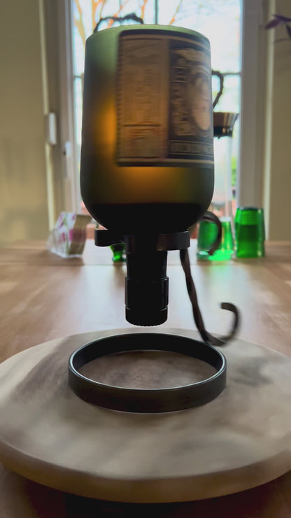 Tischleuchter aus alter Diplomatico Rum Flasche auf Metallständer