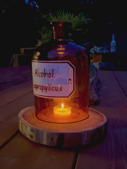 Standjunge XXL aus Apotheker Flasche auf Holzscheibe