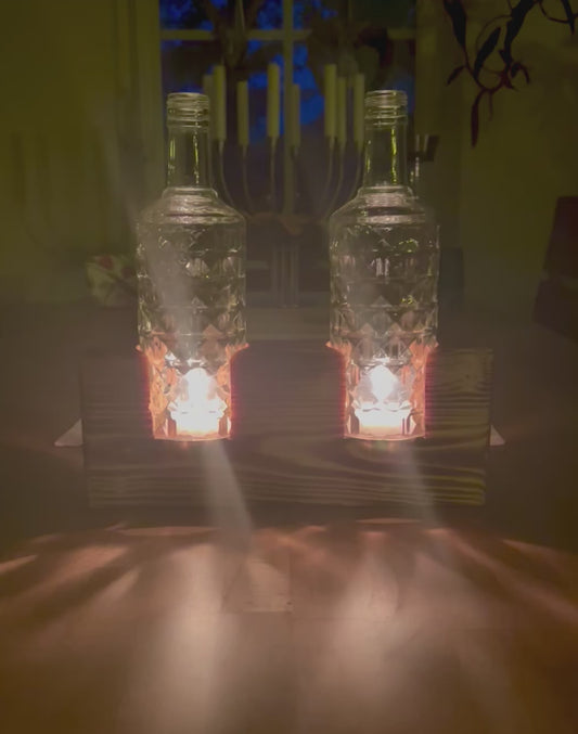 Tischleuchter aus Three Sixty Vodka Flaschen auf Kantholz